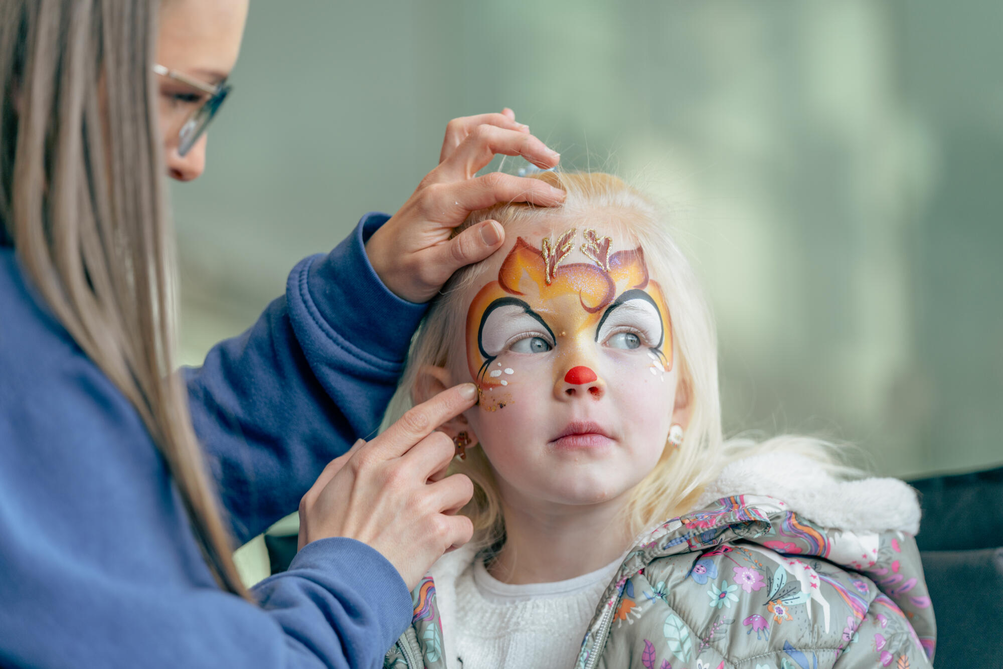 VIDEO: A Sparkling Seasonal Treat – Families Walk in a Winter ...